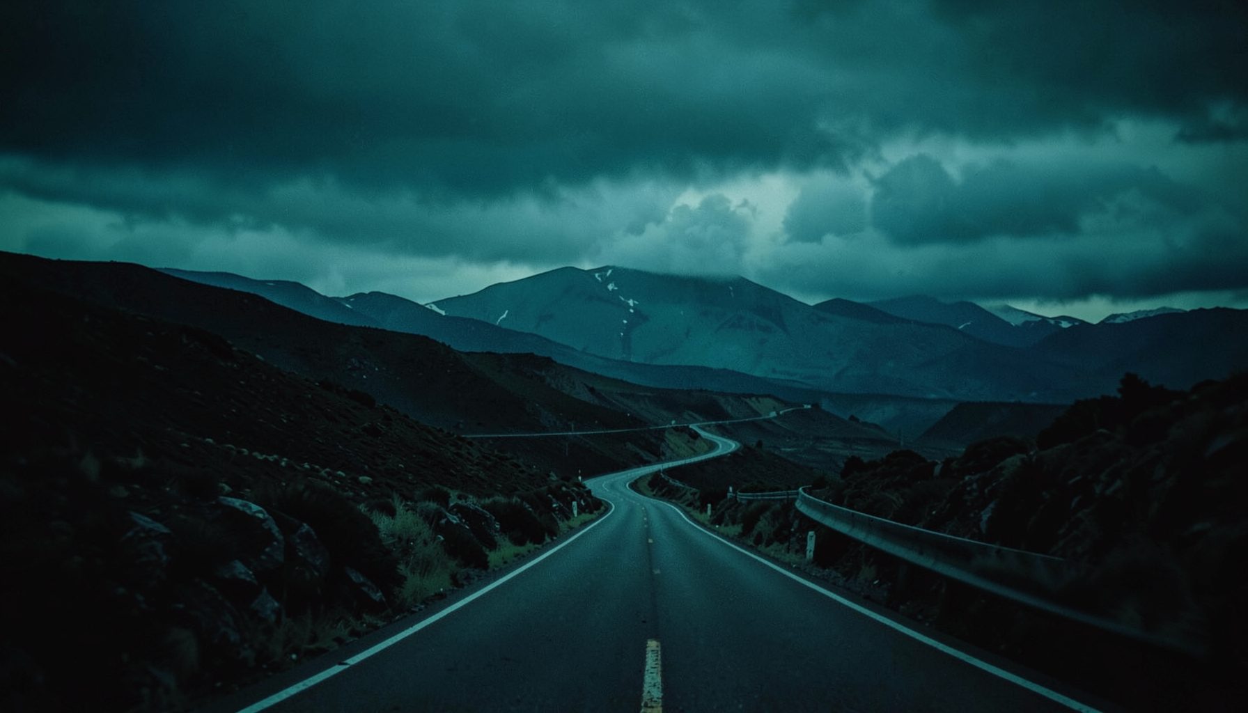 Paisagem escura e atmosférica com uma estrada sinuosa que se estende em direção a montanhas distantes sob um céu azul-petróleo