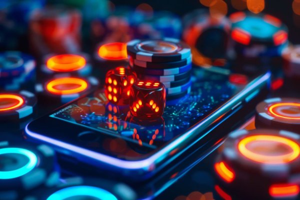 Close-up de dados e fichas de póquer com brilho de néon laranja e azul num ecrã de smartphone, ambiente escuro