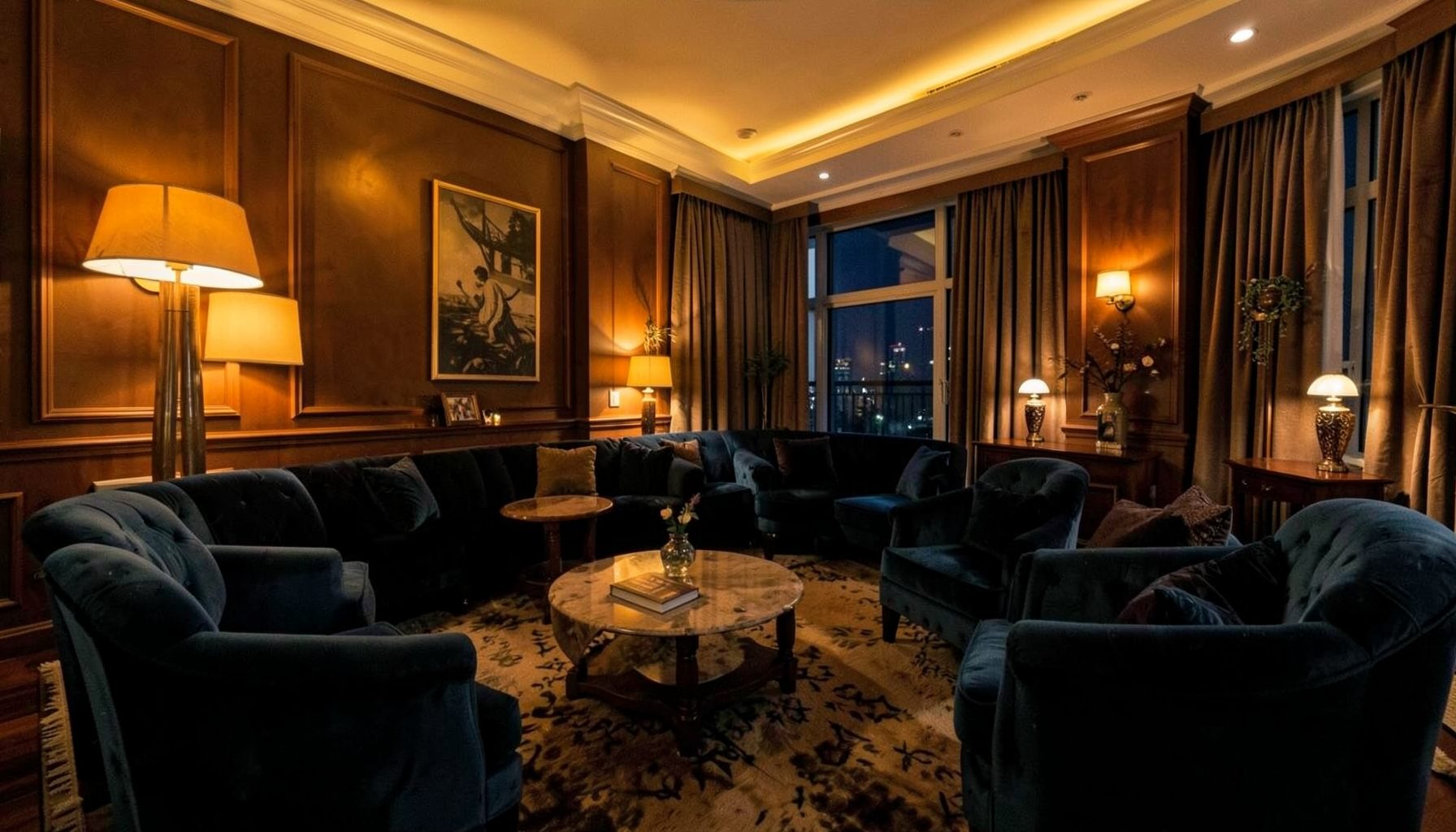 Lobby de hotel acolhedor com iluminação âmbar quente e mobiliário de veludo azul-petróleo escuro, atmosfera noturna